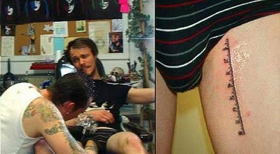 Татуировання сучка с огромными бидонами делает минет мужику