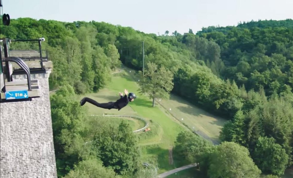 Sindssygt: Her laver mand verdens første bungee jump nogensinde - UDEN ELASTIK