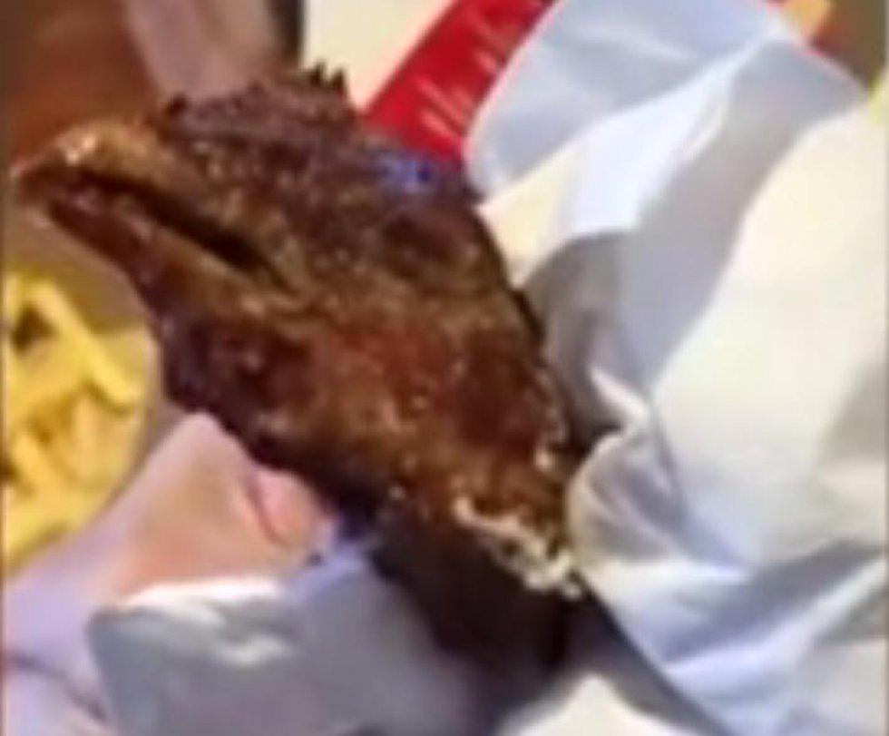 YouTube - Mand finder noget vanvittigt ulækkert i sin fried chicken-menu