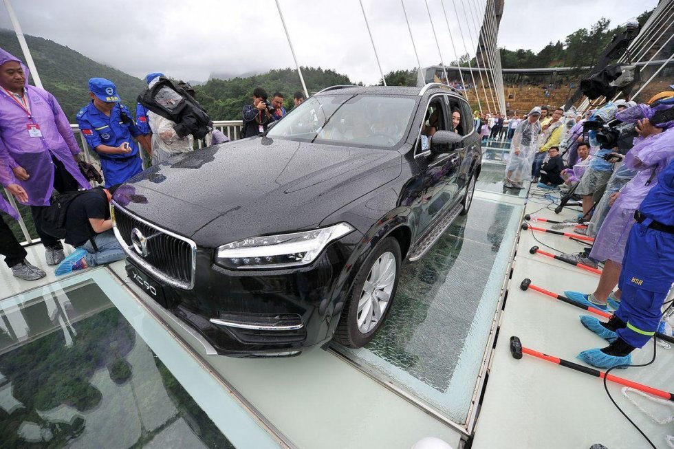 2 tons Volvo på en glasbro: Her forsøger kinesere at bevise, at broen er sikker