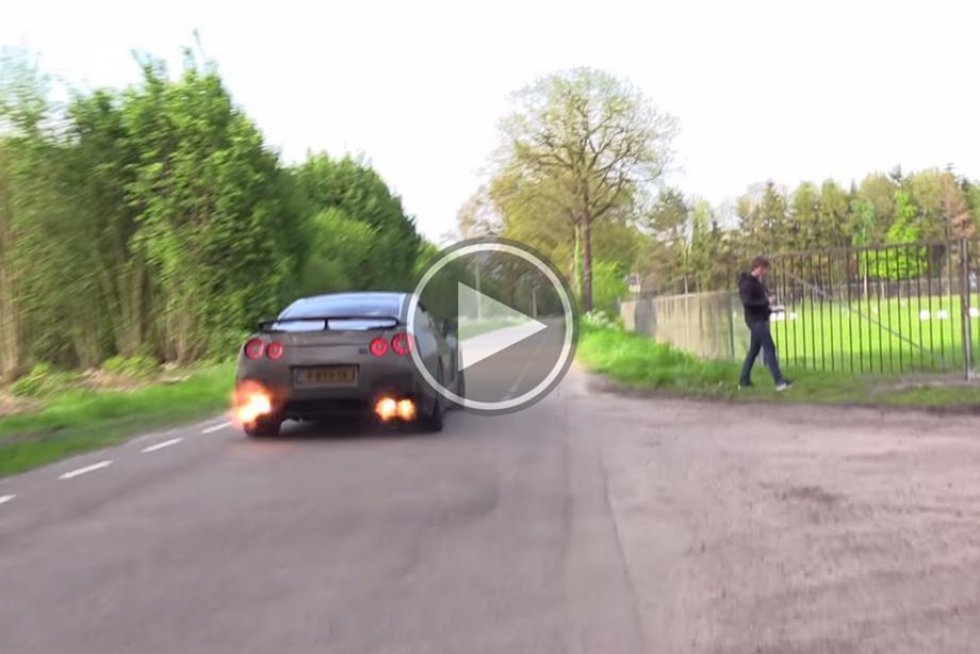 VIDEO: Nissan GT-R lyder som militær ildkamp 