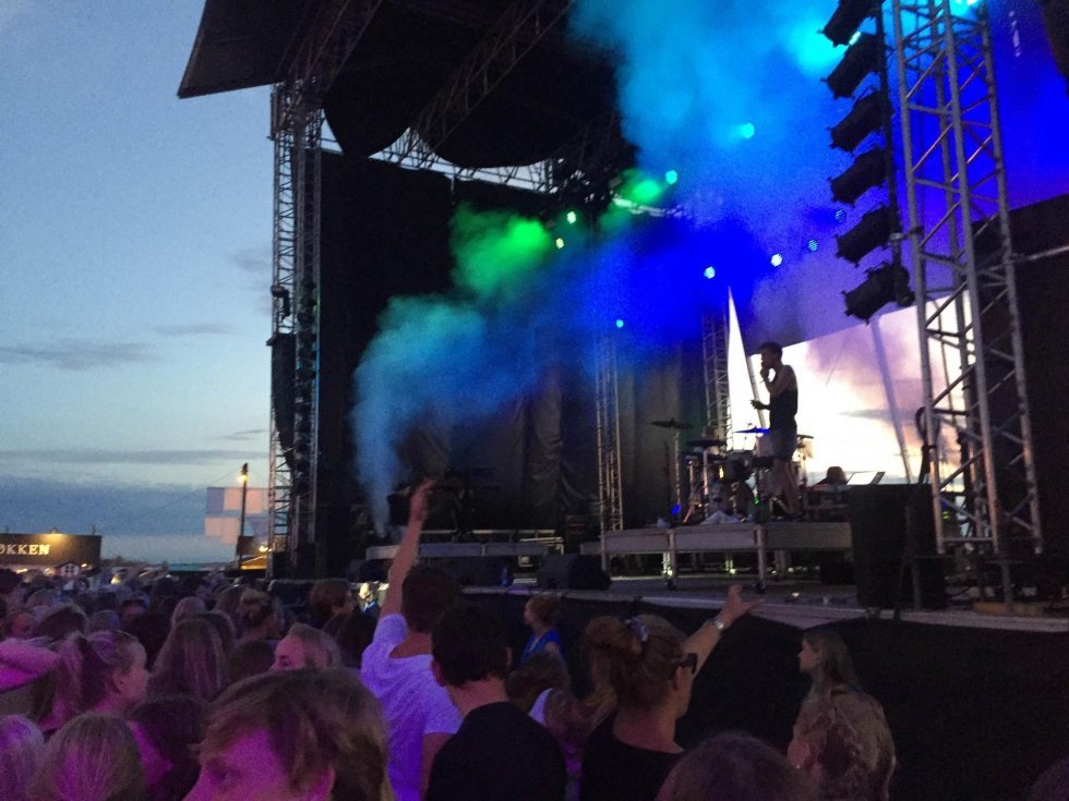 M! på festival i Nordsjælland: Rosévin og pastelfarvede skjorter med opsmøg