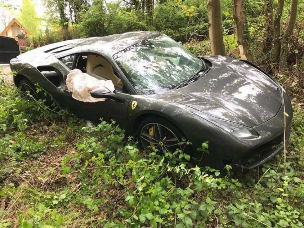 Spritny Ferrari 488 GTB smadret efter blot 111 km