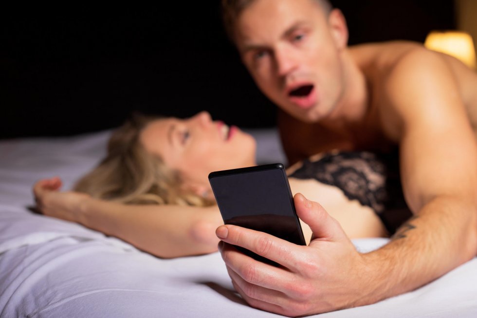 Sådan reagerer pigerne hvis du bruger mobilen under sex