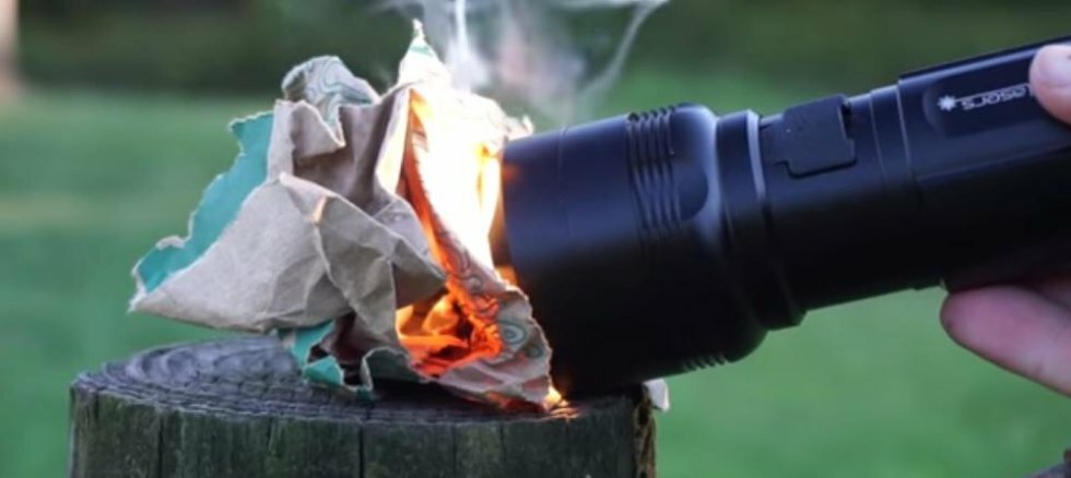 Se videoen: Denne vilde lommelygte kan tænde et bål eller lave din morgenmad