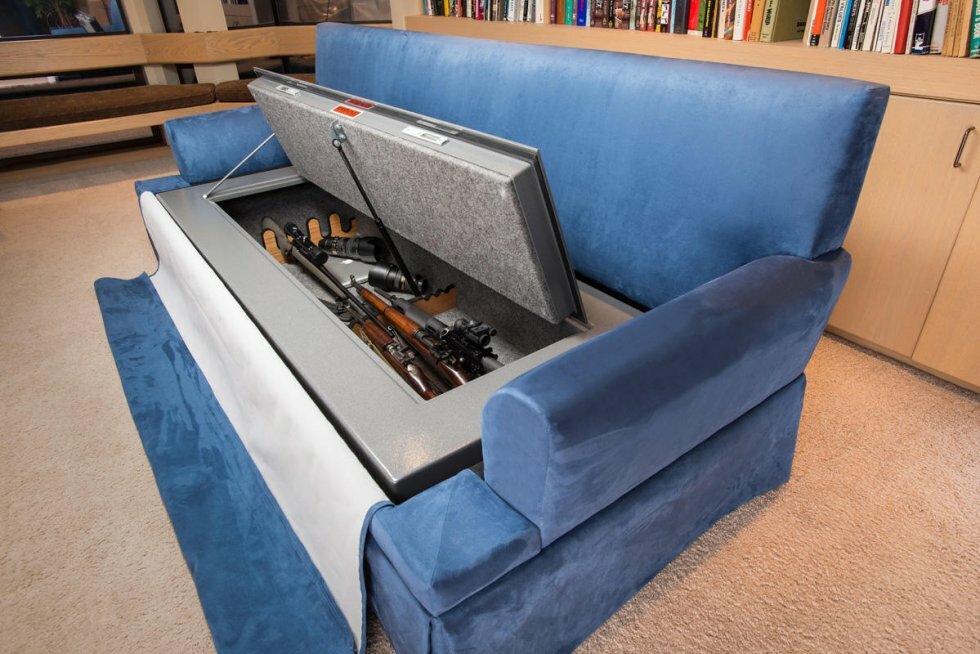 BedGunSafe.com - Couchbunker er den skudsikre sofa med indbygget våbenskab i