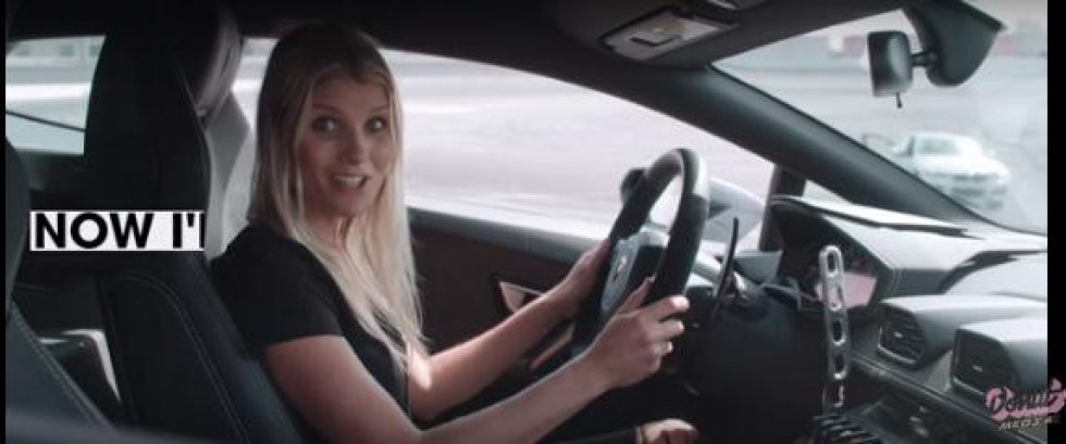 Svensk skønhed viser hvordan man kører en baghjulstrukken Lamborghini