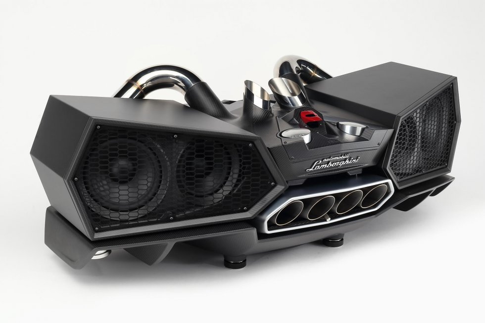 Disse højtalere til 185.000 kroner er bygget ud af udstødningen på en Lamborghini