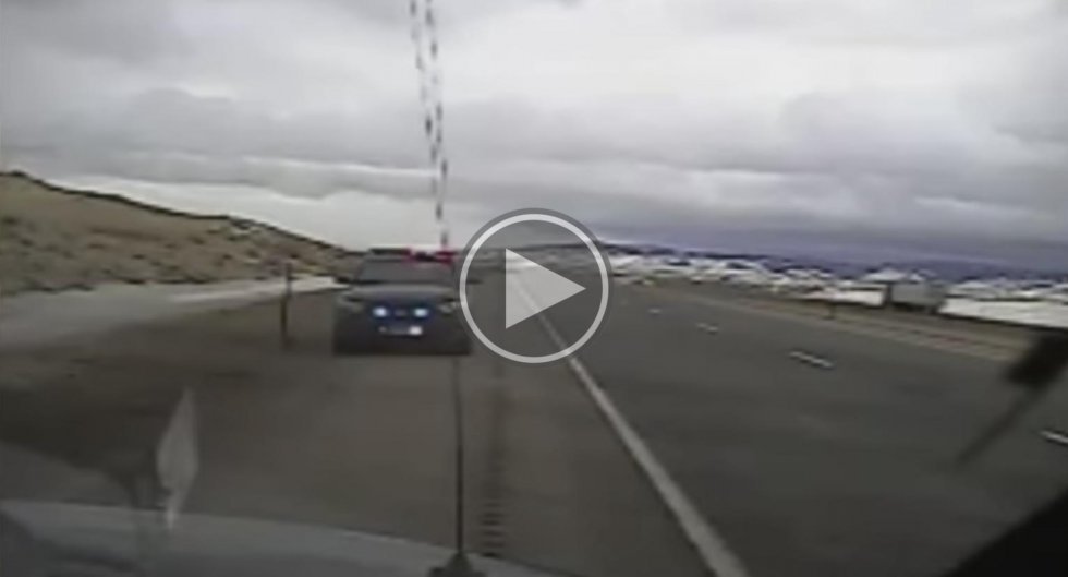 Fanget på kamera: Om få sekunder lander kæmpe truck ovenpå denne politibil