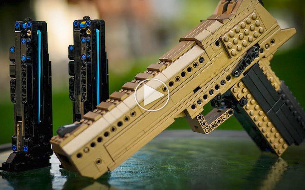 Den her hjemmelavede LEGO Desert Eagle er så gennemført at det gør helt ondt - se den skyde her i videoen