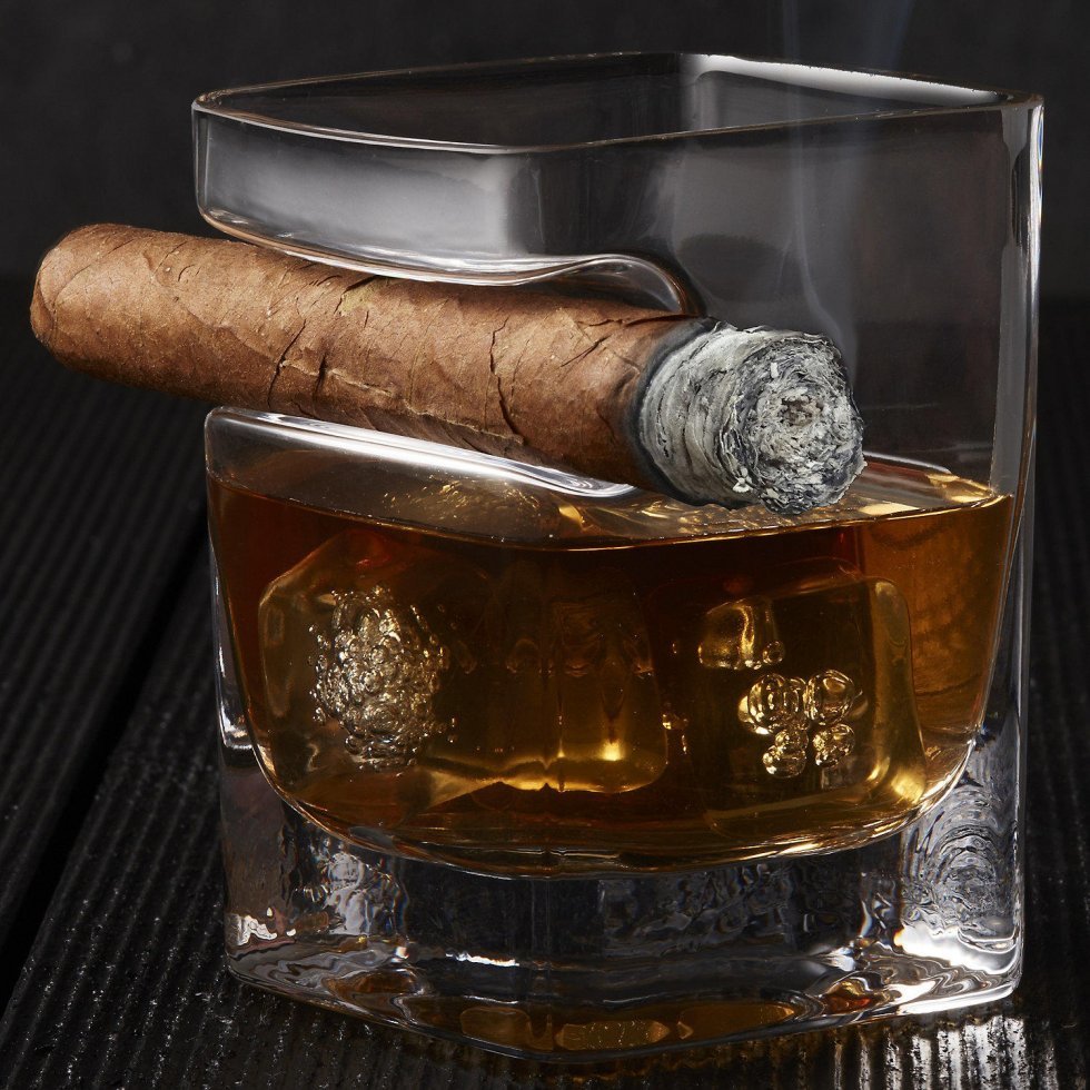 Corkcicle - Levemandens juleønske: Nyt whiskyglas med indbygget plads til din cigar