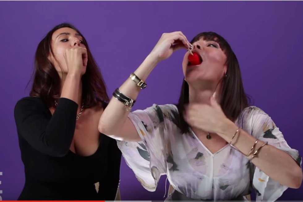 Pornostjerner viser 'almindelige' piger, hvordan man spiser en 'is'