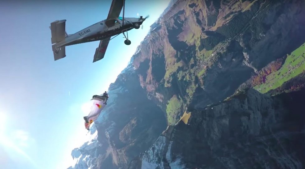 Vanvittige basejumpers i wingsuits hopper fra bjerg og ind i et fly