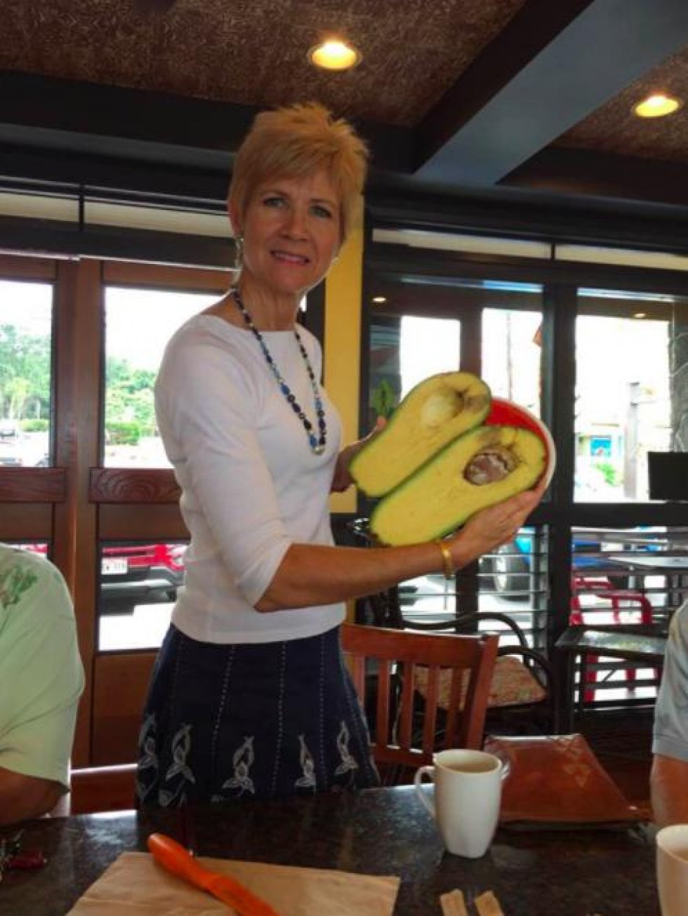 Kvinde finder en avocado så stor, den ville gøre alle insta-piger lykkelige 