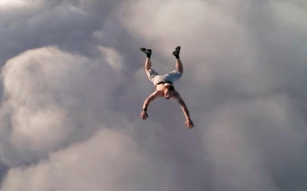 Mand overlever at hoppe ud fra 4 kilometers højde - UDEN faldskærm