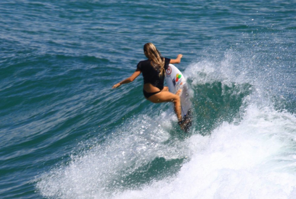 Talentfuld kvindelig surfer er for grim til at blive professionel
