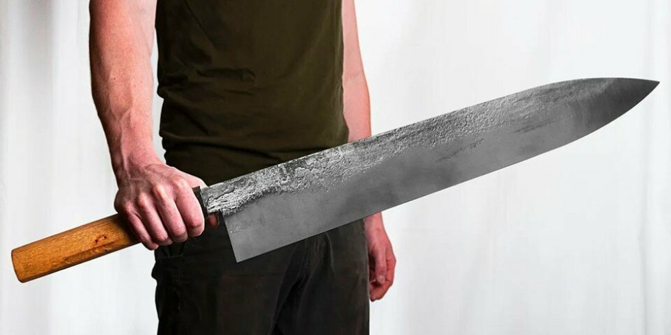 Smed viser, hvordan man laver verdens største kokkekniv