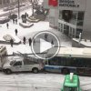 Kaos i Canada: Politibil, busser og sneplov brager sammen på spejlglat vej