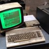 Denne MEGET gamle Commodore 64 bruges stadigvæk til at drive et autoværksted med