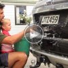 Genial far viser: Sådan får du dit spædbarn til at vaske din bil