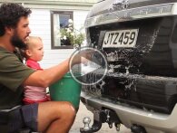 Genial far viser: Sådan får du dit spædbarn til at vaske din bil