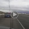 Fanget på kamera: Om få sekunder lander kæmpe truck ovenpå denne politibil