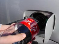 Se hvad der sker, hvis du fylder din bil med Coca Cola 