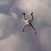 Mand overlever at hoppe ud fra 4 kilometers højde - UDEN faldskærm