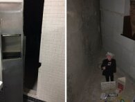 Studerende opdager hemmelig hule på skolens toilet, som leder til et bizart Danny DeVito-alter