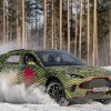 Se Aston Martins første SUV på snebane