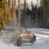 Se Aston Martins første SUV på snebane