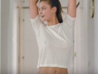 Se Nina Agdal danse rundt uden BH i ny reklamefilm