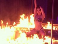 Australier diskvalificeret fra Miss-konkurrence, efter brandstiftelse med flammestrip-rutine