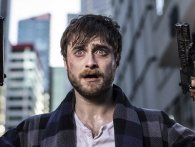 Daniel Radcliffe i morgenkåbe med pistoler monteret på hænderne i første trailer til Guns Akimbo
