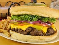 Burgerbar med vild udfordring: Kan du og 3 makkere spise vores 11 kilo tunge burger på 1 time?