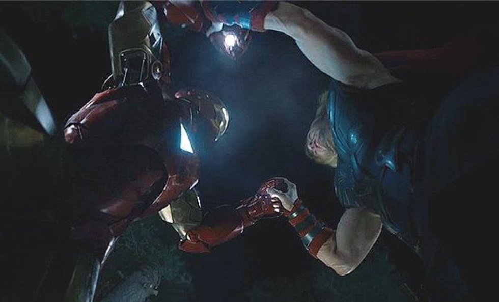 Se Thor og Iron Man smadre hinanden