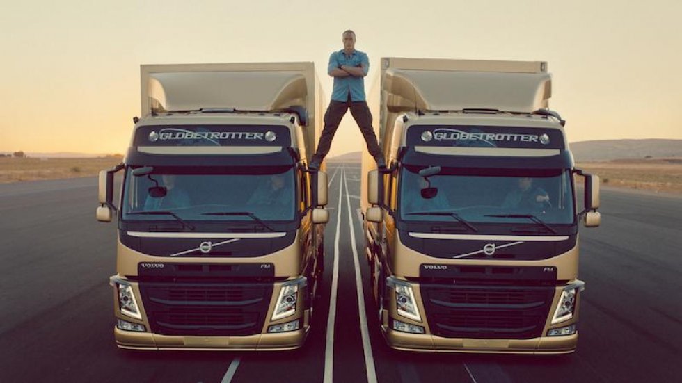 Se Van Damme gå i split - mellem to lastbiler