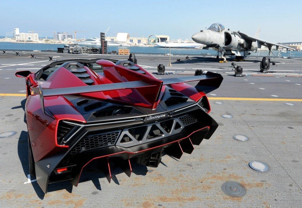 Lamborghini fører sig frem på hangarskib