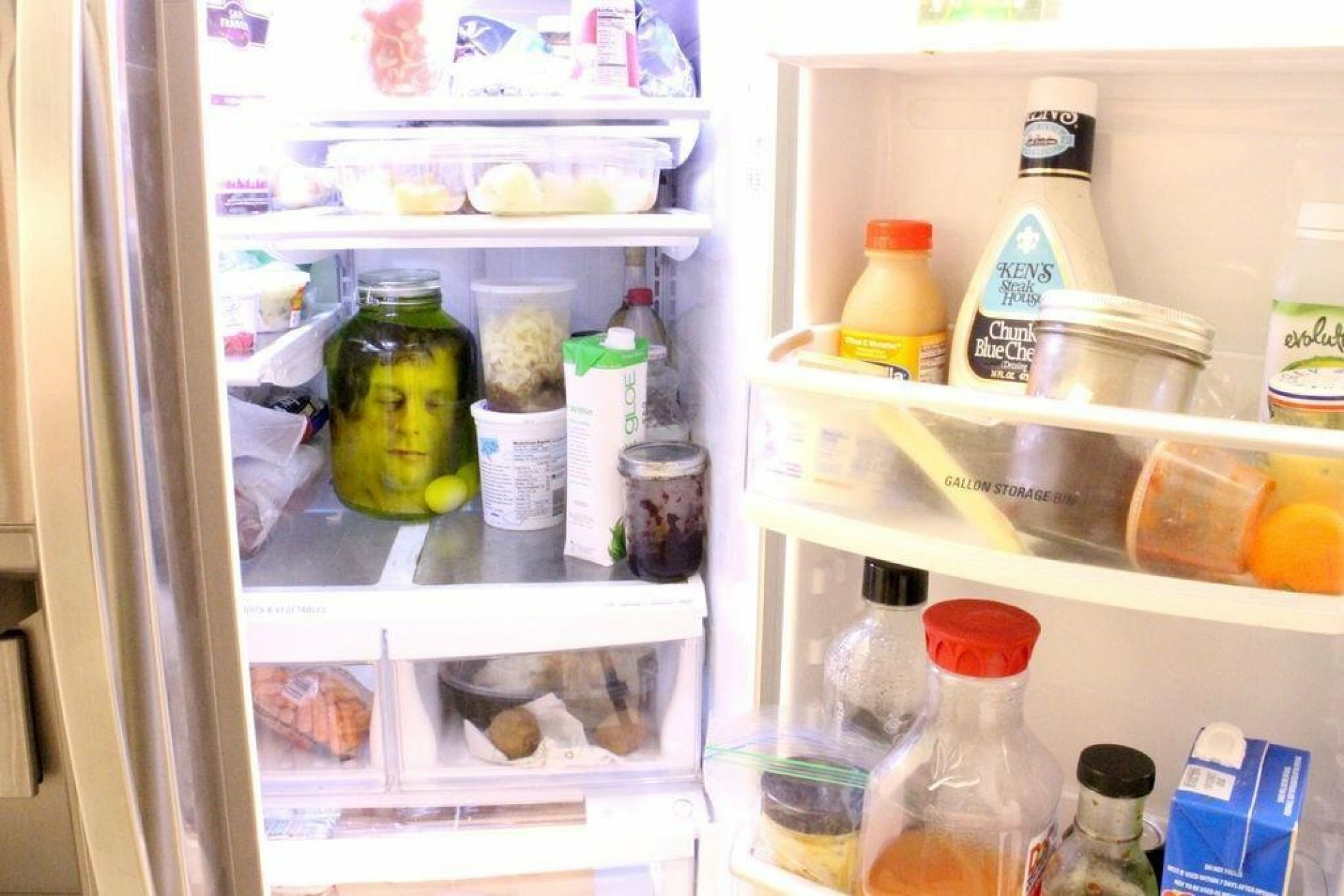Голова в банке в холодильнике