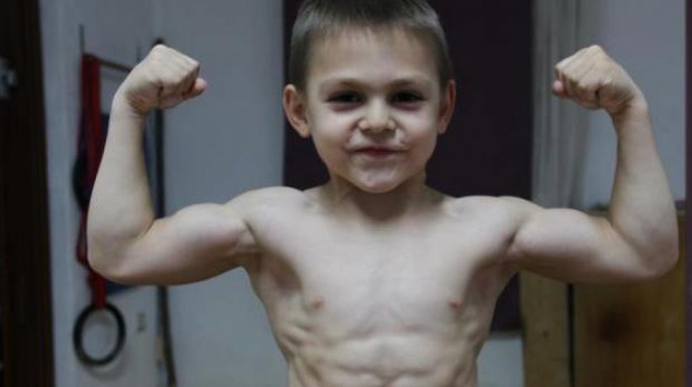 Verdens stærkeste dreng: Se 10-årig lave push-ups fra flaske