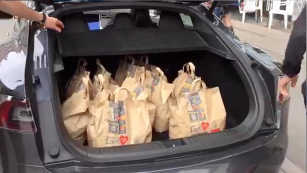 Hvor mange cheeseburgere kan der være i bagagerummet på en Tesla P85D?