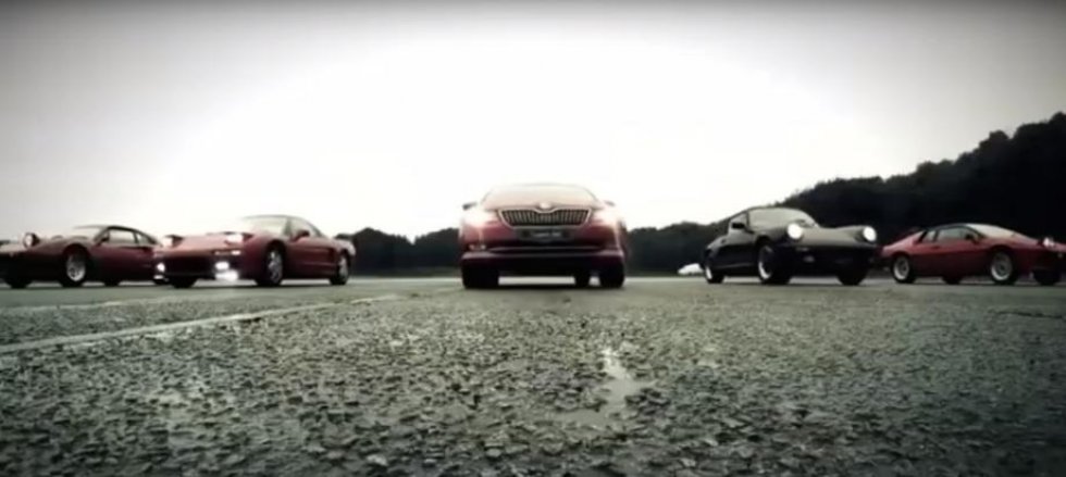 VIDEO: Skoda Superb fræser fra Ferrari og Porsche