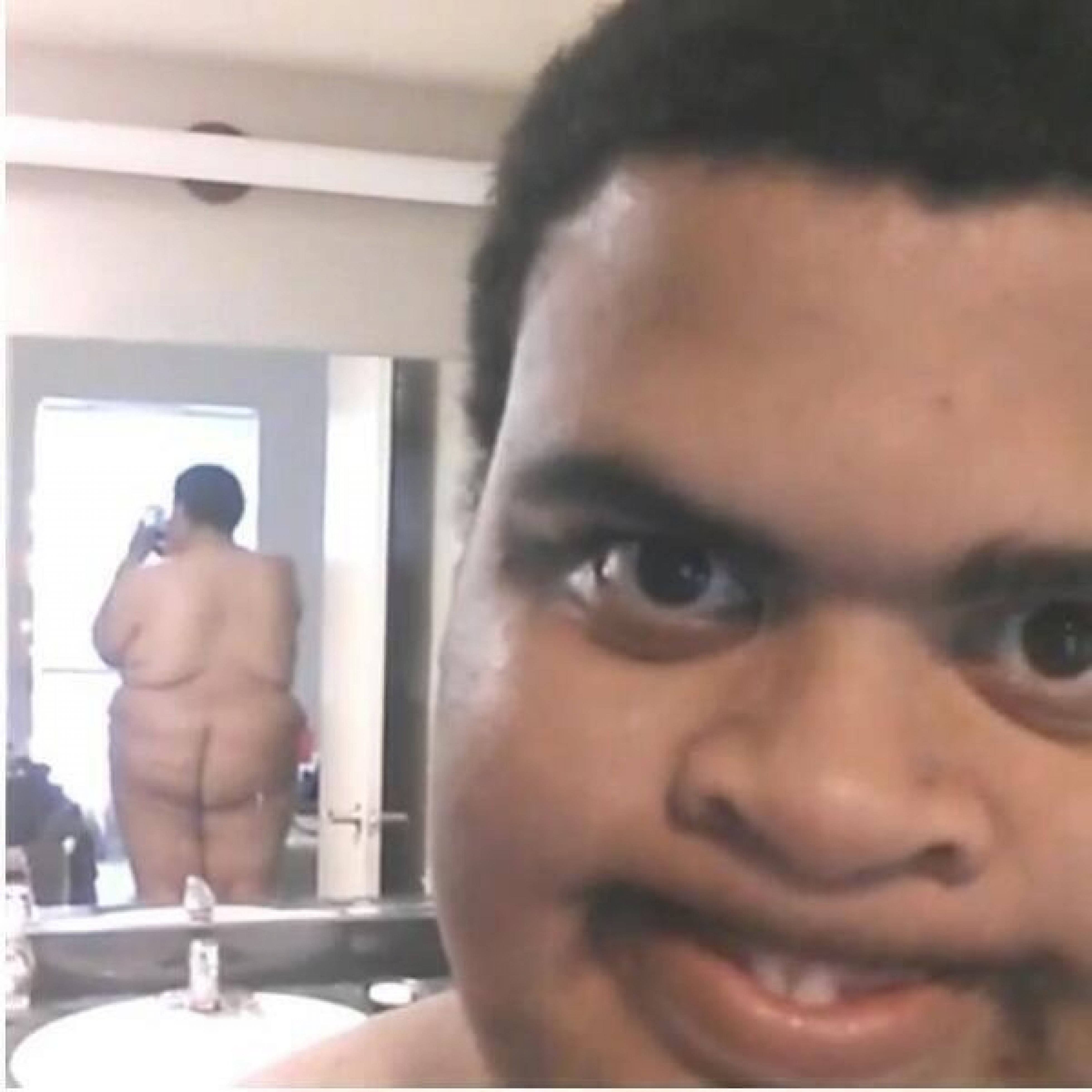 Фото парня мем. Селфи толстых парней. Негр в зеркале.
