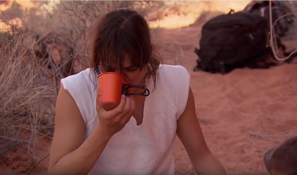 Michelle Rodriguez spiser mus kogt i urin. Hendes egen urin!