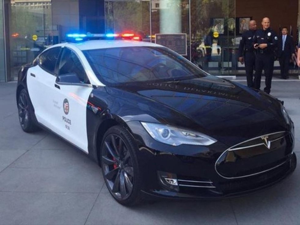 Los Angeles politi får Tesla P85D