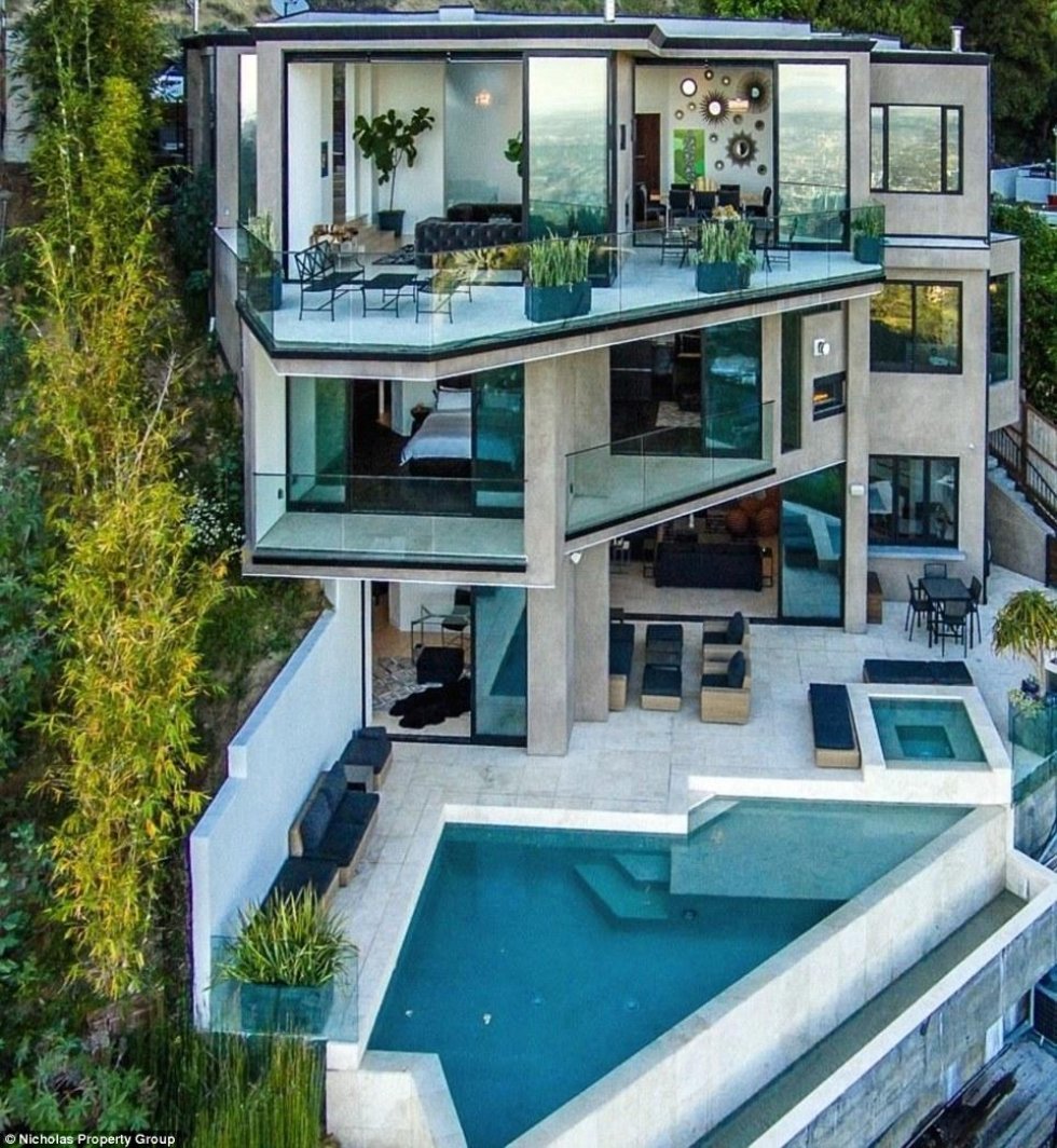Manden, der har købt dette vilde hus, har tjent alle sine penge på at spille Minecraft
