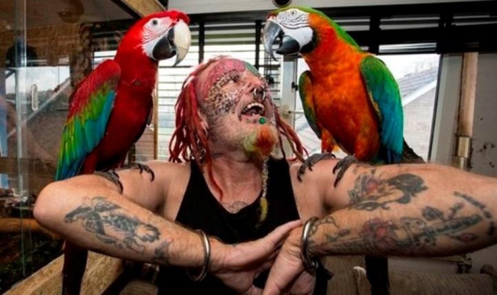 Bizar verden: Se hvilke kropsdele denne mand har skåret af for at ligne en papegøje