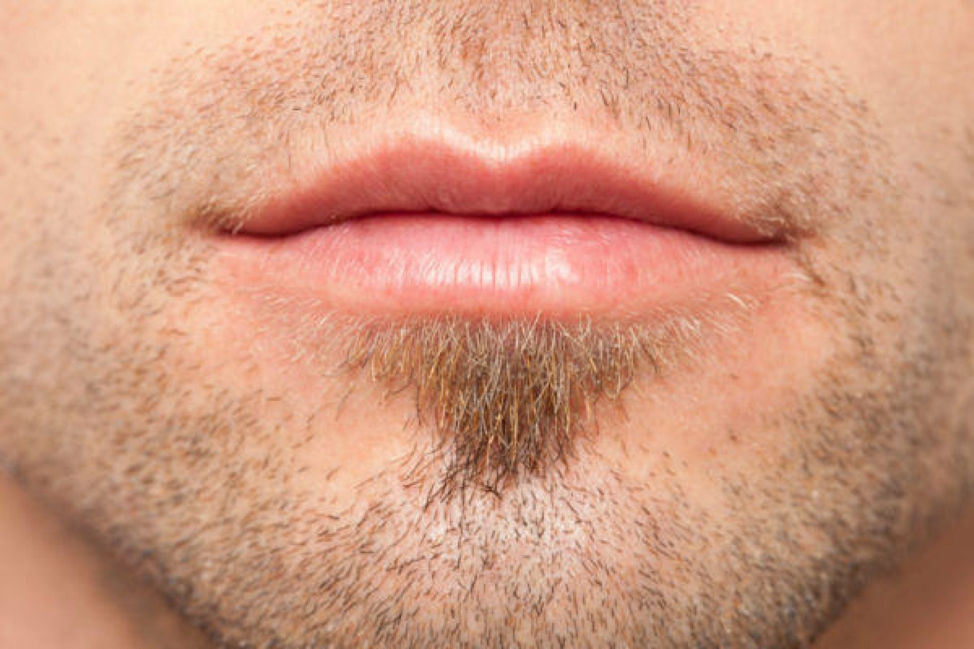 Узкие мужские губы