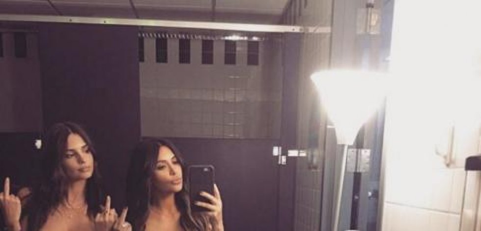Kim Kardashian og Emily Ratajkowski tager nøgen-selfie sammen - og giver langefingeren til kritikere