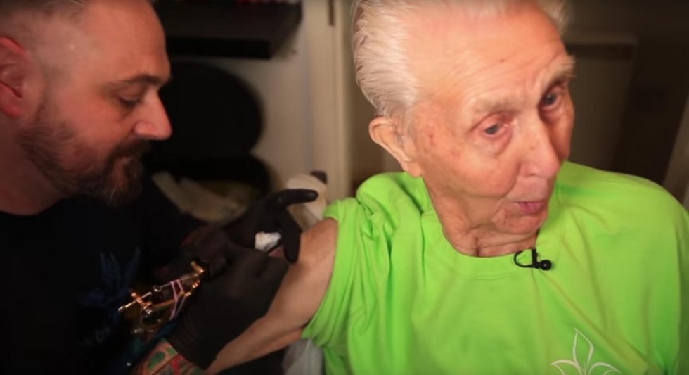 104-årig oldefar bliver den ældste til at få en tatovering: Se hvor badass han er